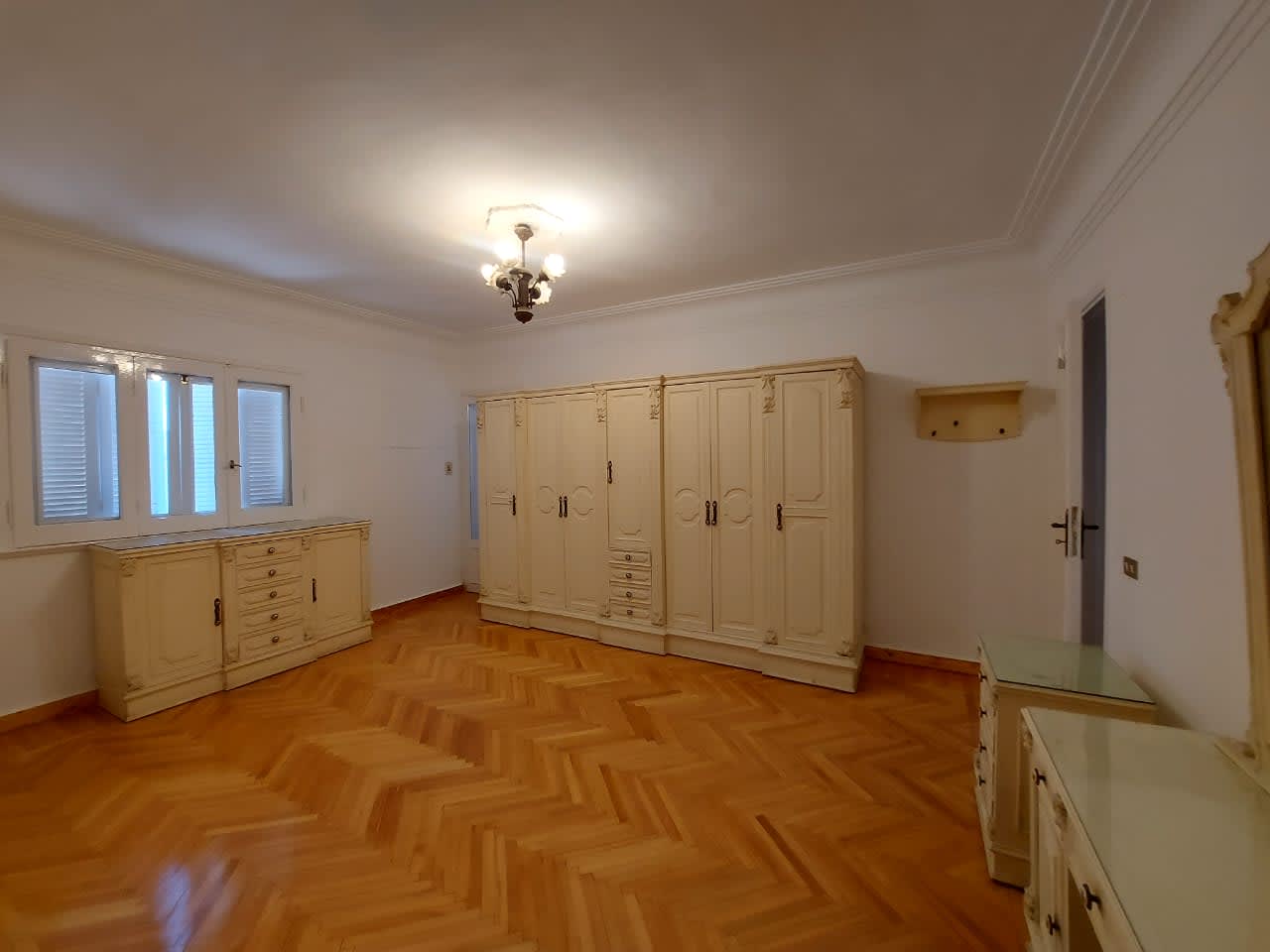 Bright 3BR Apartment in Prime Zamalek Location