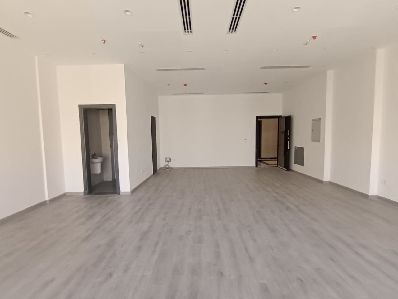 Modern Administrative Office | 100m² | For Rent Third Settlement.