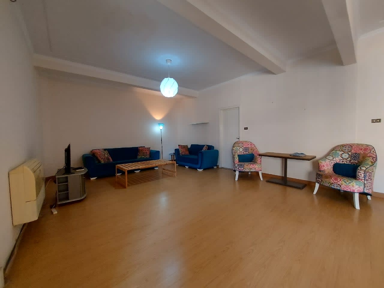 Bright 3BR Apartmen with equipped Kitchen & Balcony