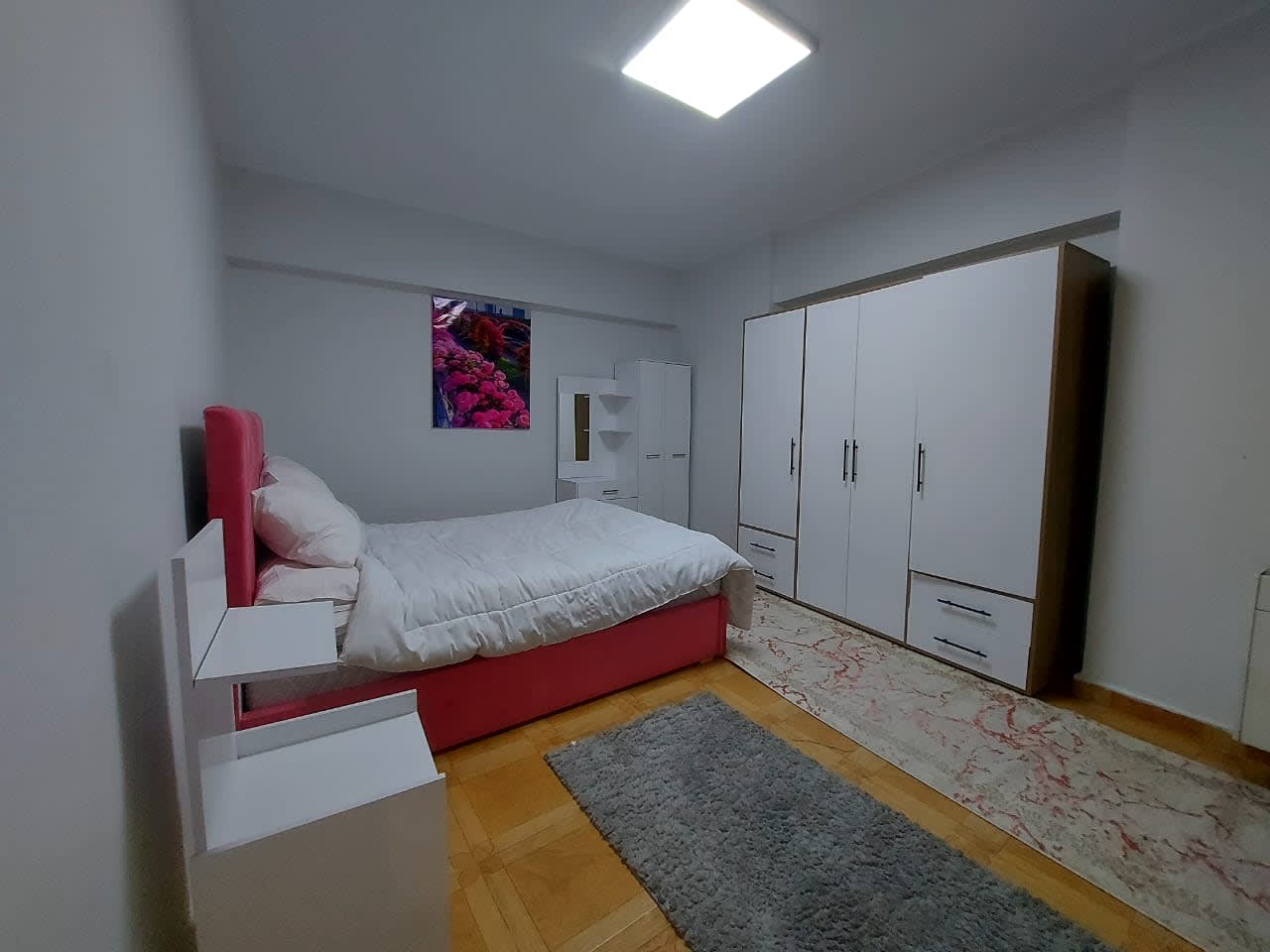 Sunny Apartment with Balcony in Garden City