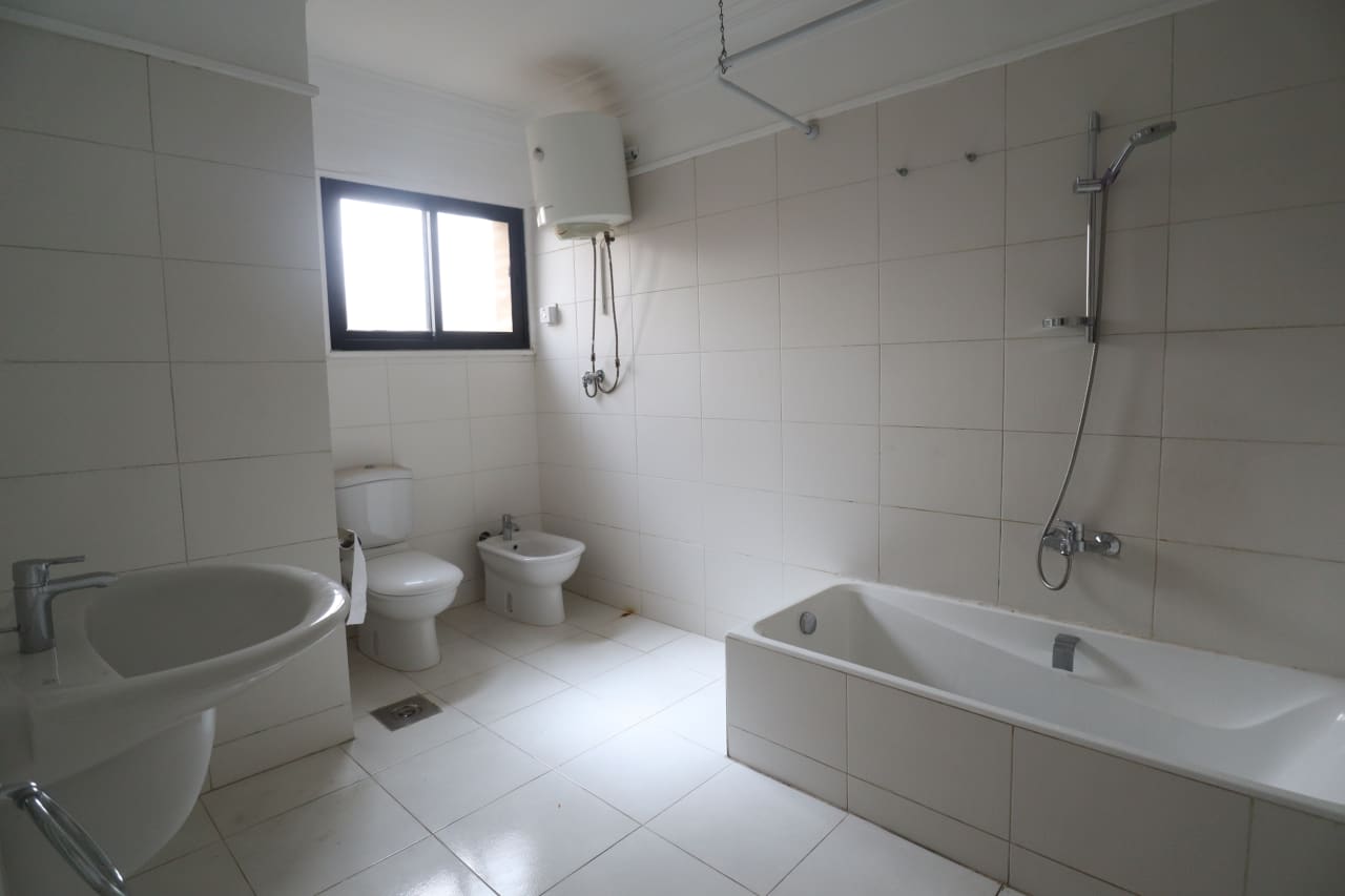 Spacious 4BR Apartment with Green Views