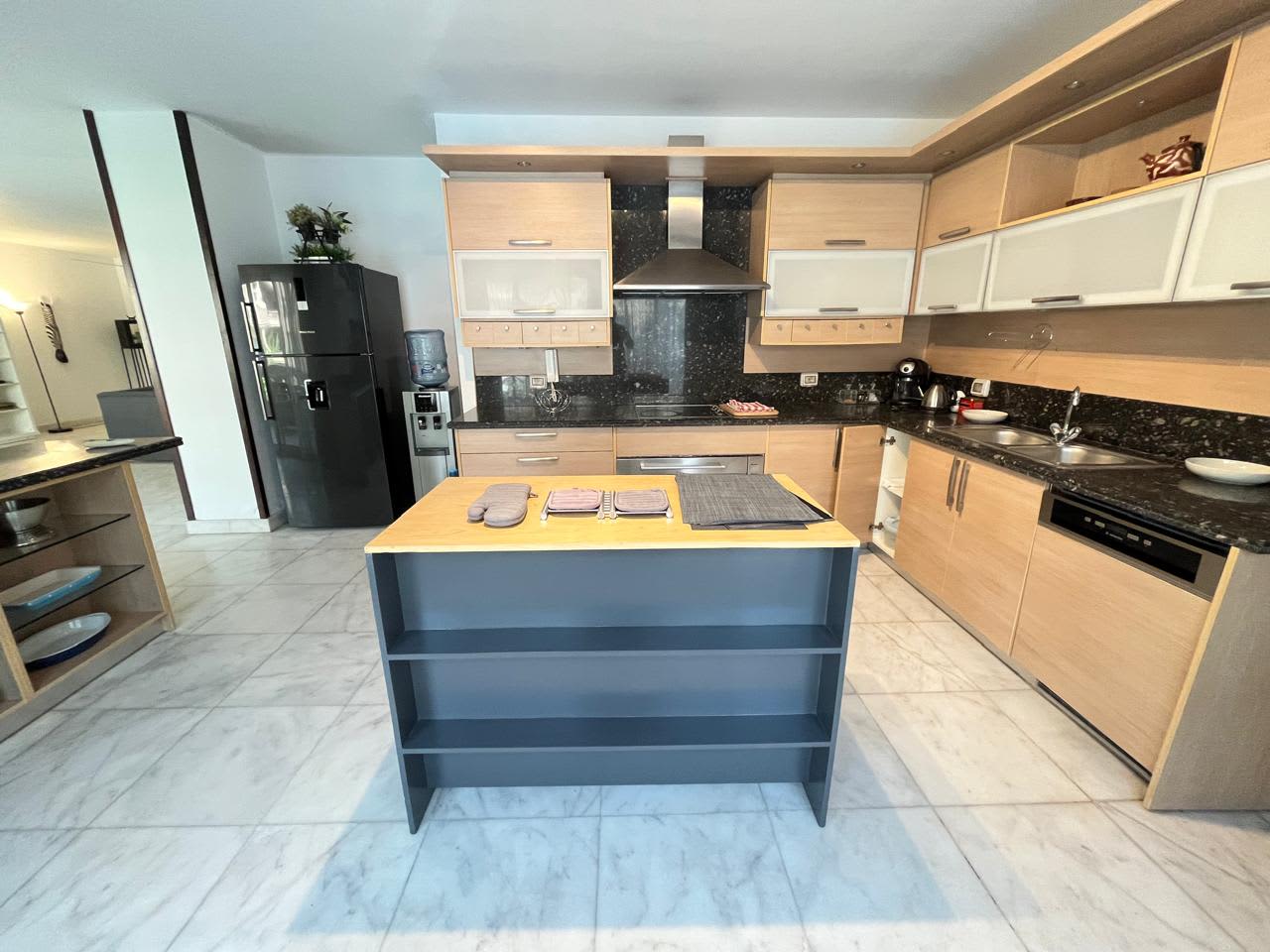 Modern 4BR Apartment With Shared Pool