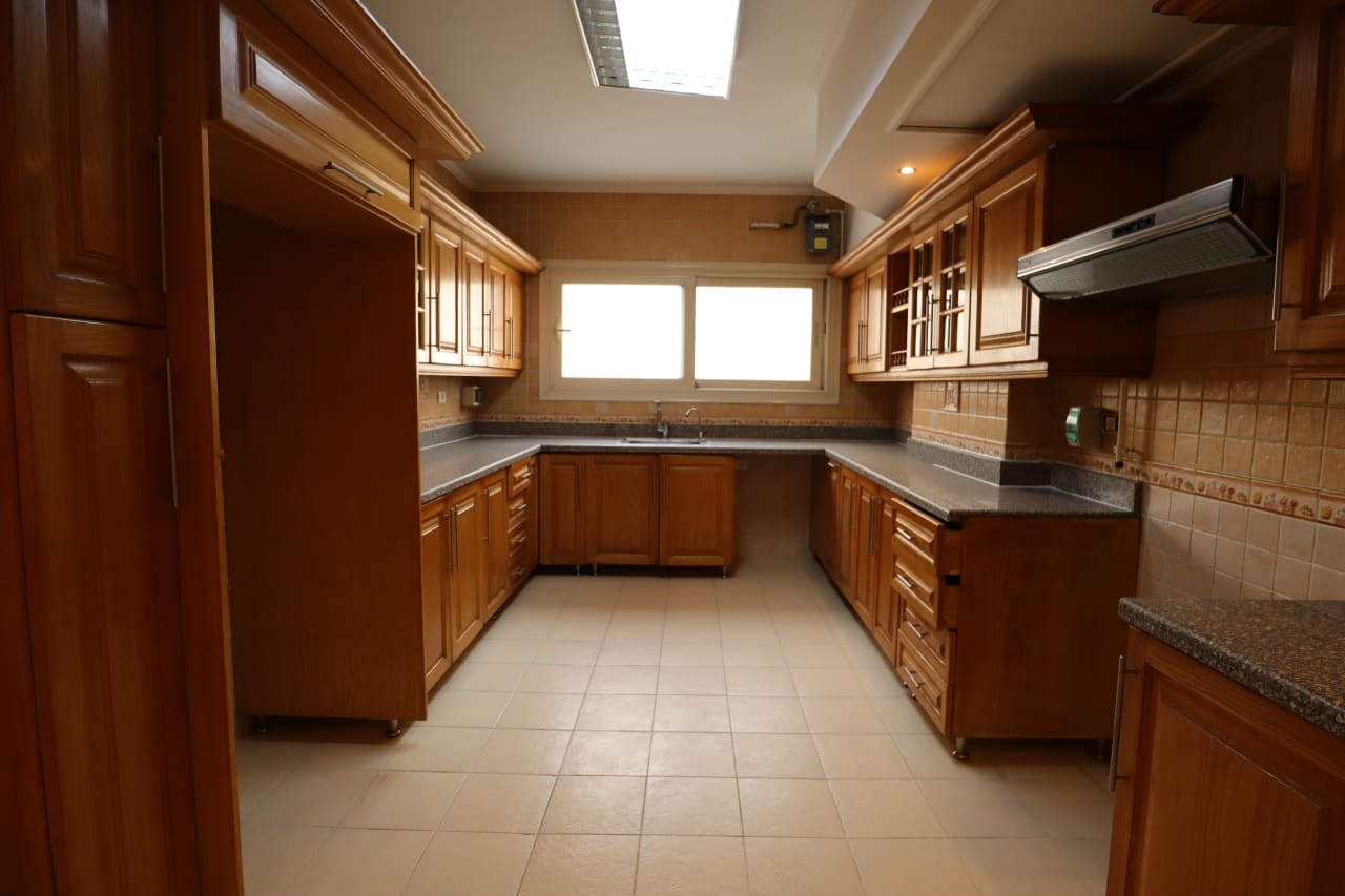 Sunny 5-Bedroom Apartment in Maadi Sarayat