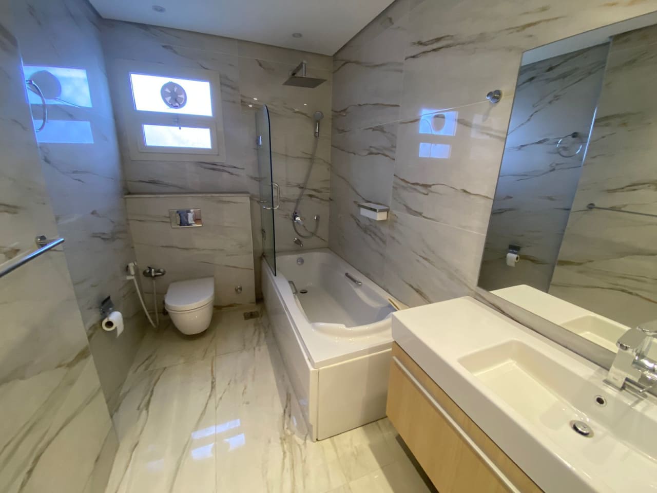 Luxury Apartment For Rent In Prime Sarayat Location.