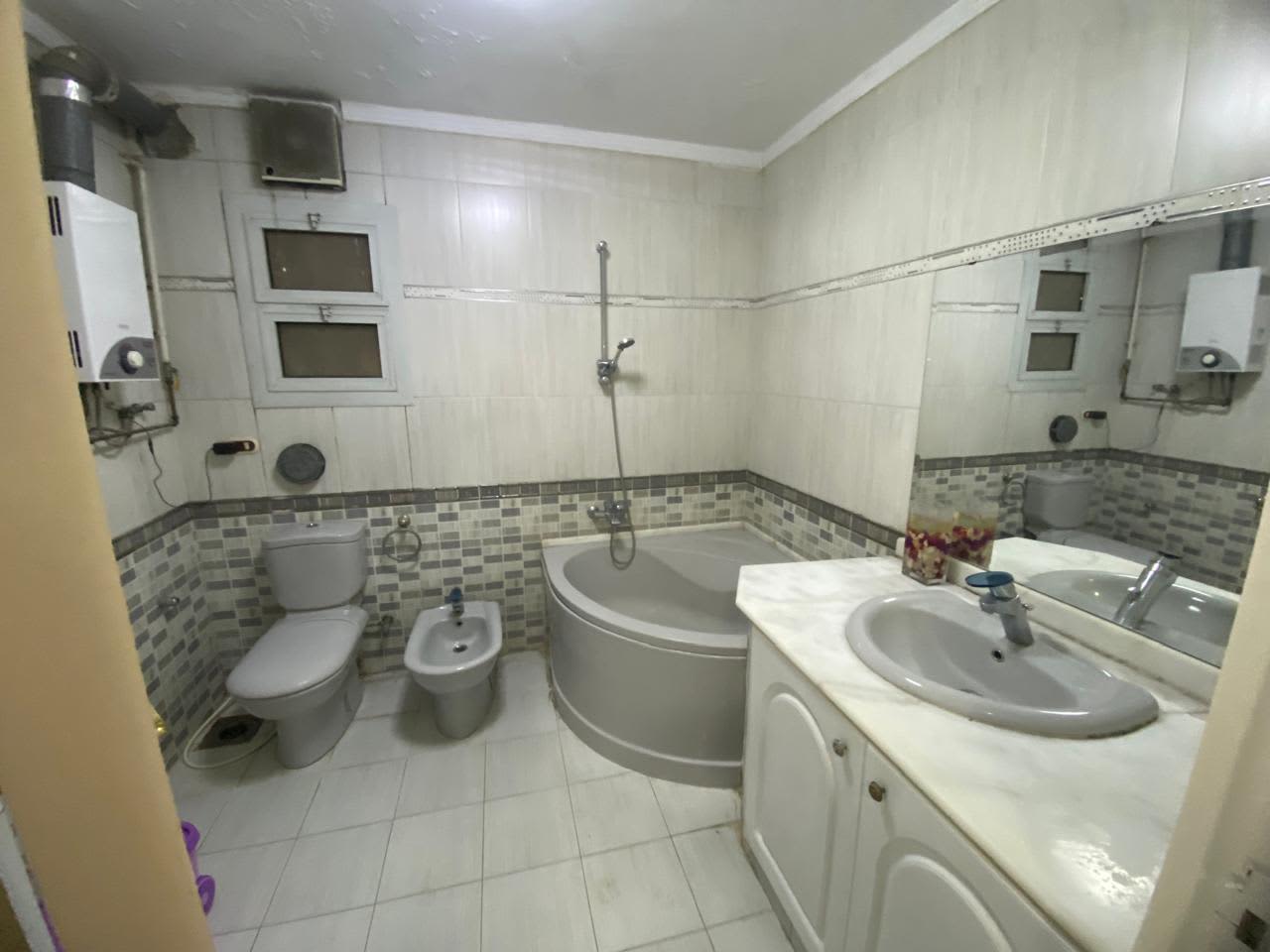 Sunny 2-Bedroom Apartment with Spacious Living Areas