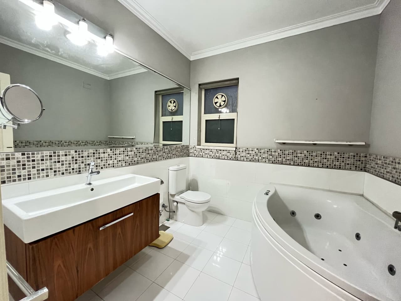 Sunny 3BR Apartment with Private Balcony