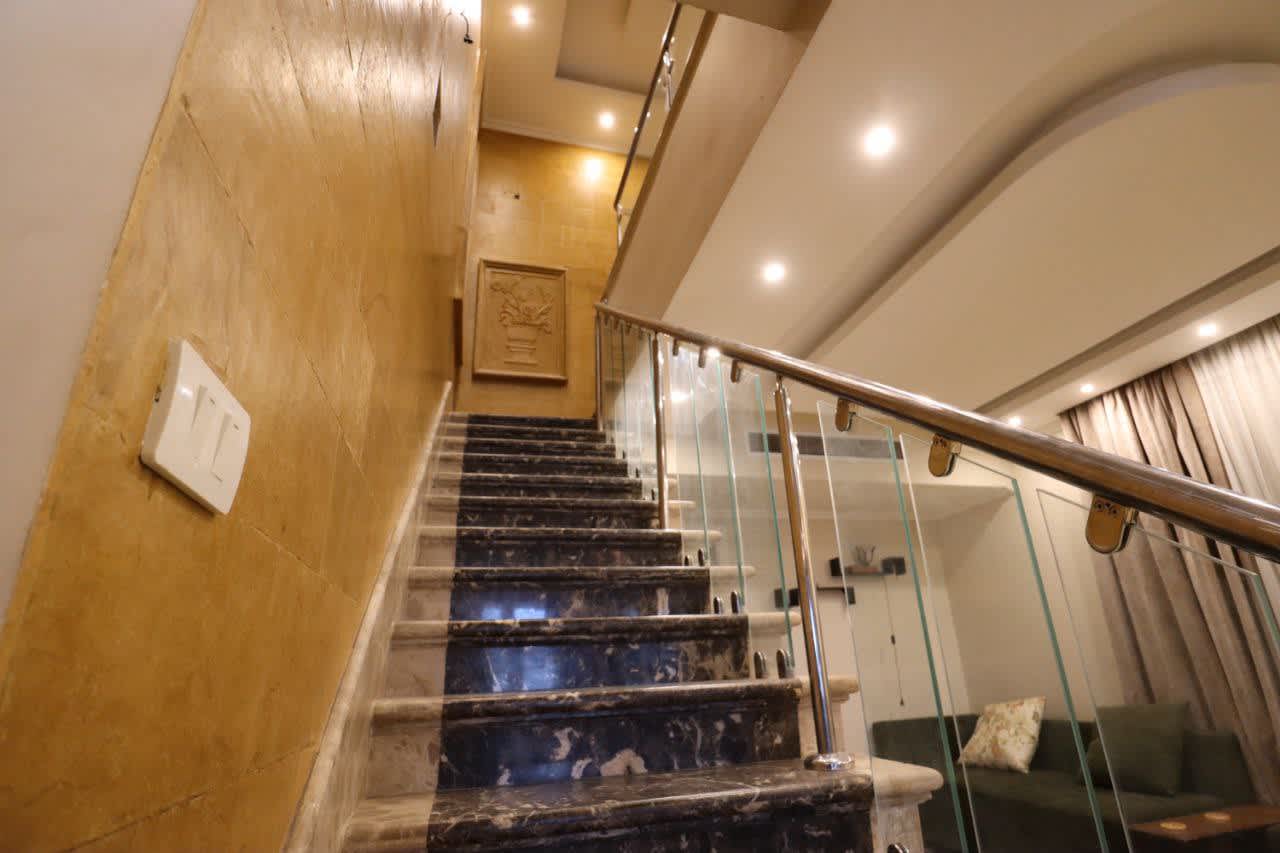 Sophisticated Furnished Duplex With Modern Finishes.