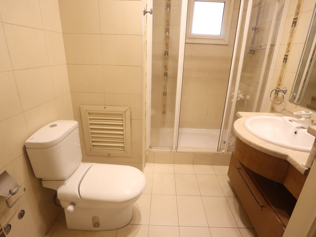 Sophisticated Living In A Furnished Degla Residence.