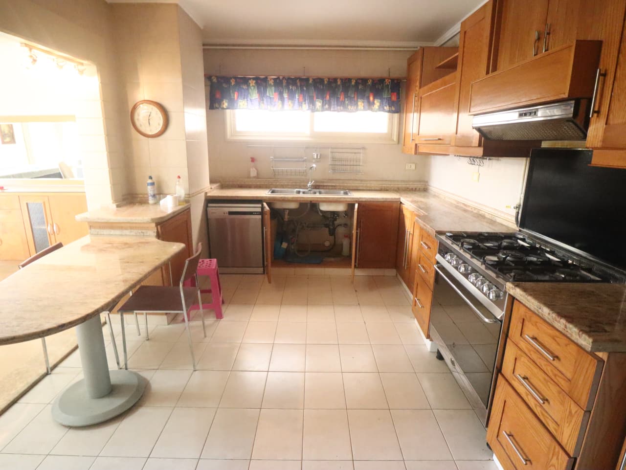 Sophisticated Living In A Furnished Degla Residence.