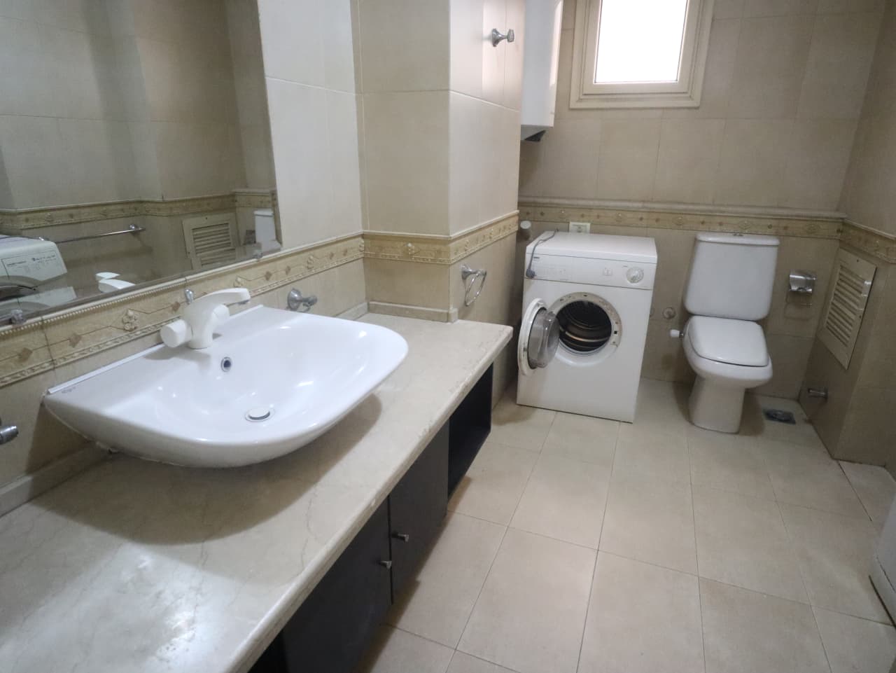 Sophisticated Living In A Furnished Degla Residence.