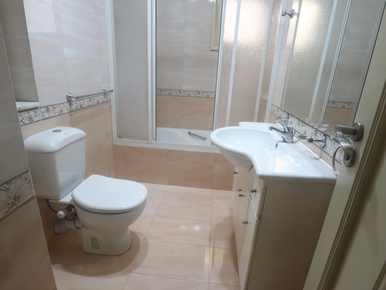 Sophisticated Living In A Furnished Degla Residence.