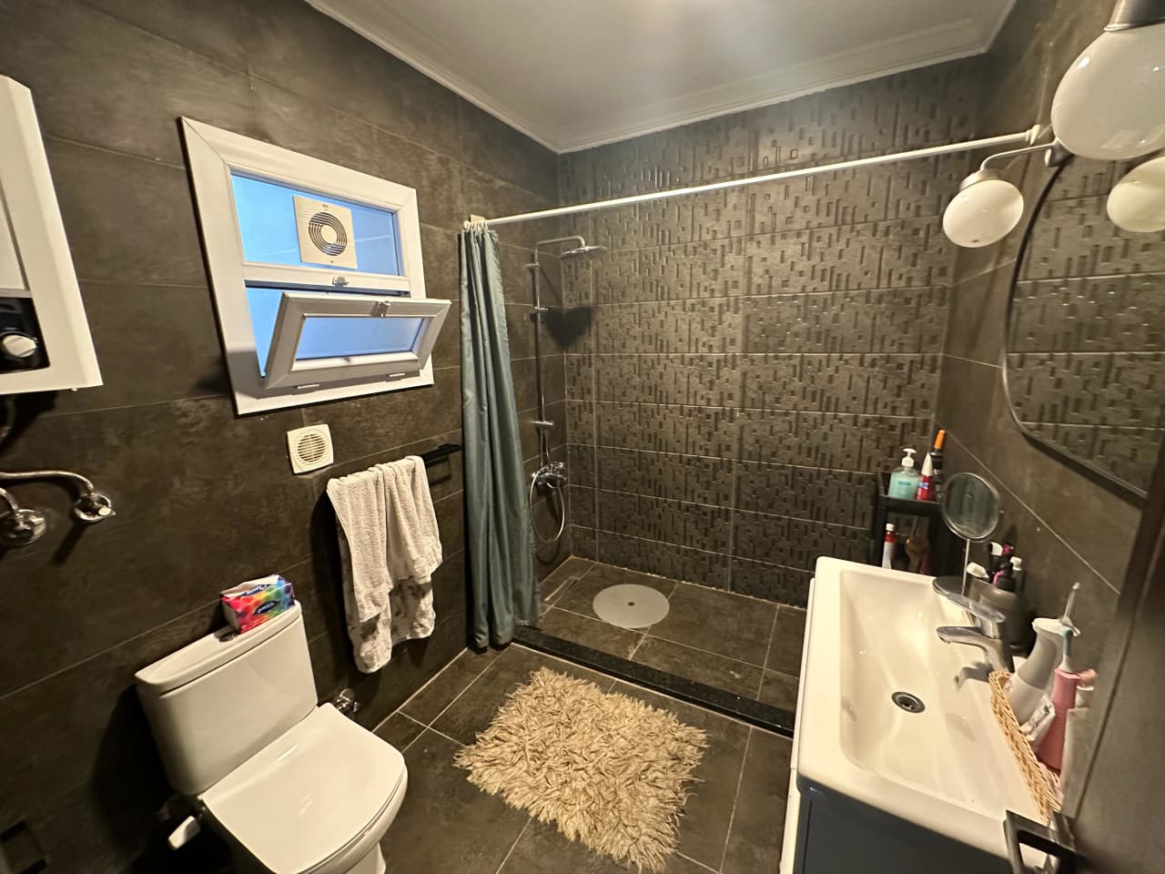 Sunny 3BR Apartment with Spacious Living Areas