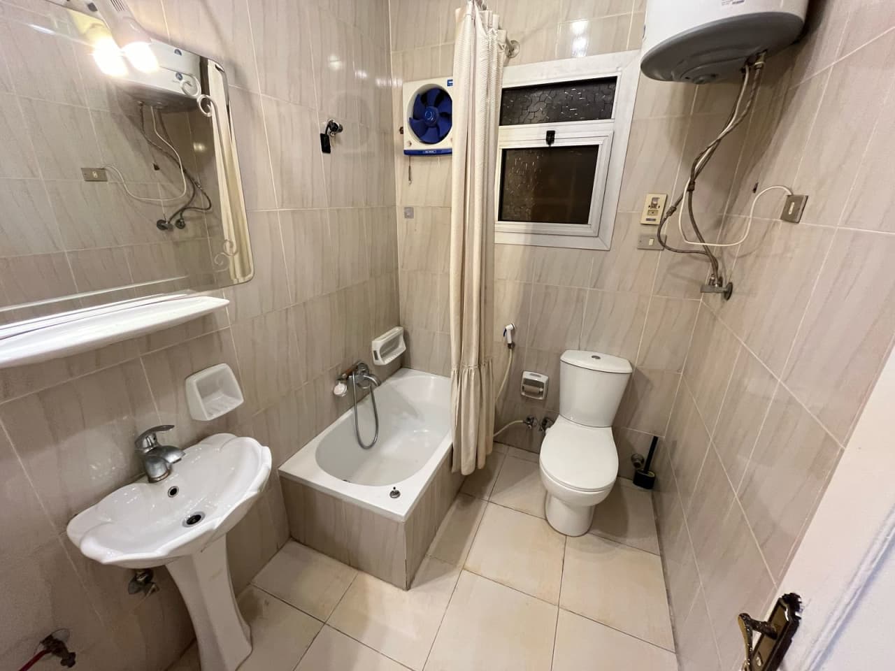 Peaceful Ground Floor Apartment In A Prime Residential Area.