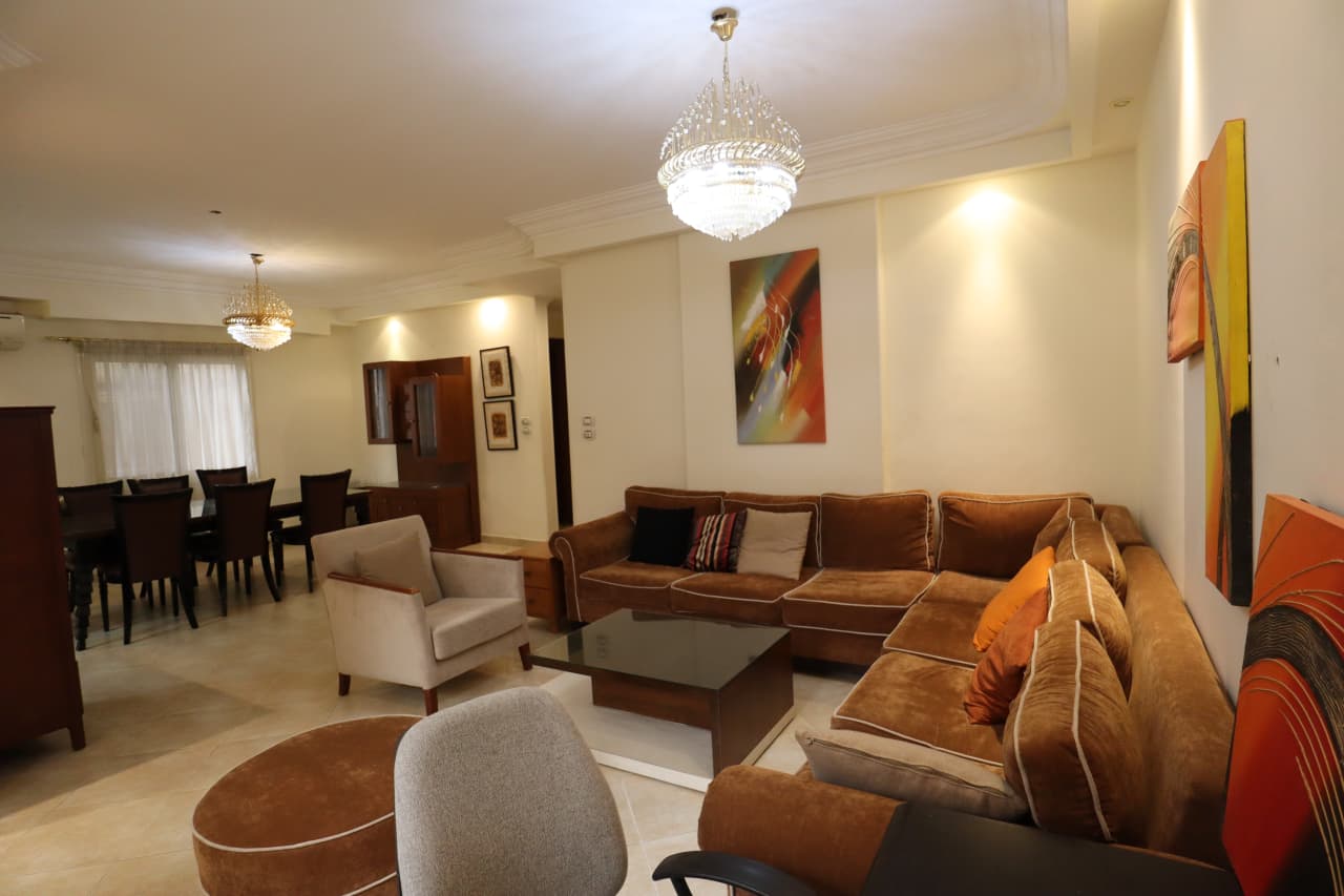 Bright 3-Bedroom Residence in a Vibrant Neighborhood