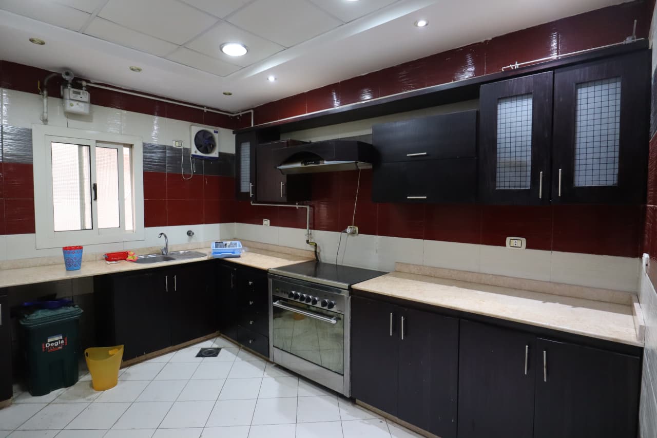Bright 3-Bedroom Residence in a Vibrant Neighborhood