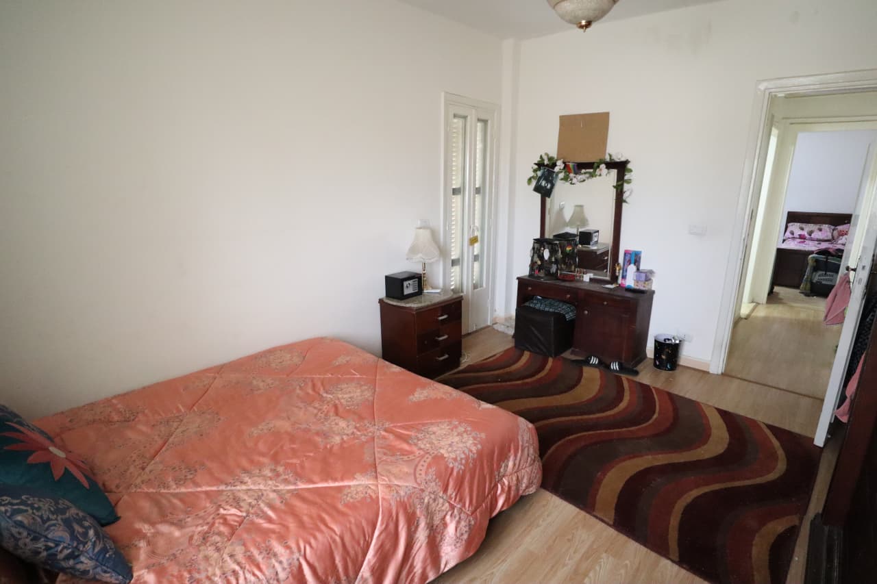 Bright 2-Bedroom Apartment with Green Views
