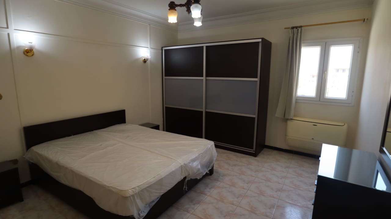 Bright 2-Bedroom Apartment with Green Views