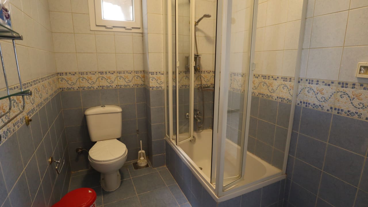 Bright 2-Bedroom Apartment with Green Views