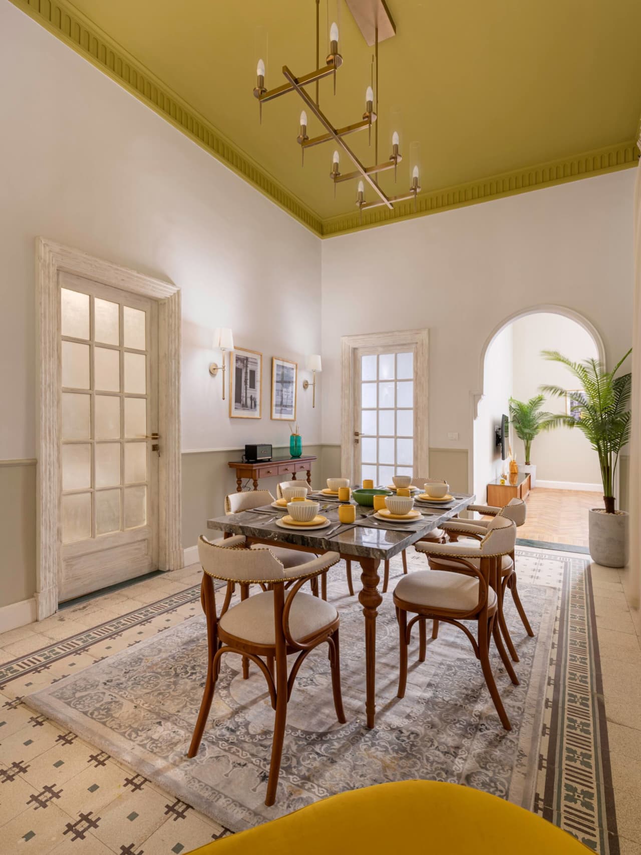 Vintage 2BR in Downtown Cairo With Balcony — El Fawala