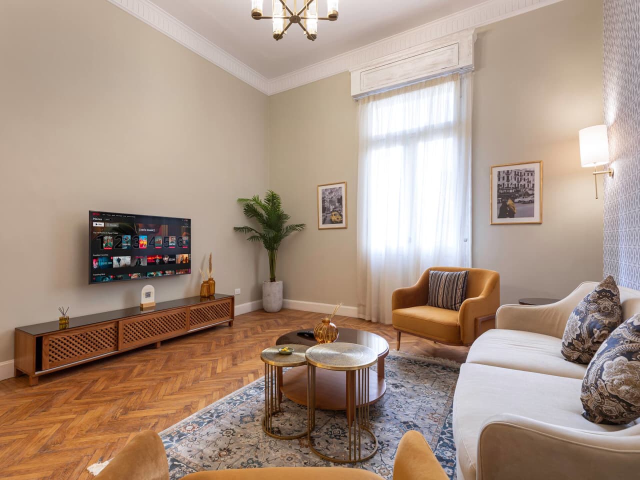 Vintage 2BR in Downtown Cairo With Balcony — El Fawala