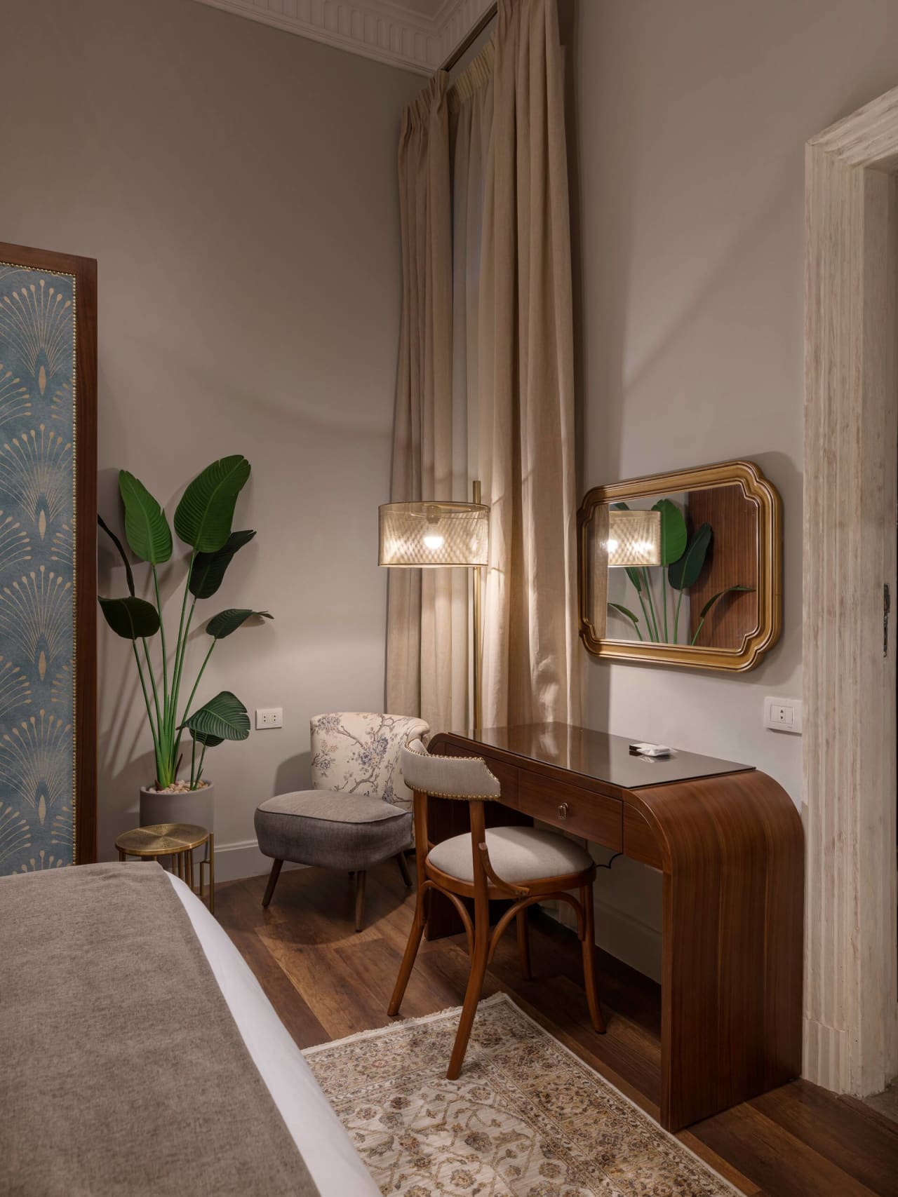 Vintage 2BR in Downtown Cairo With Balcony — El Fawala