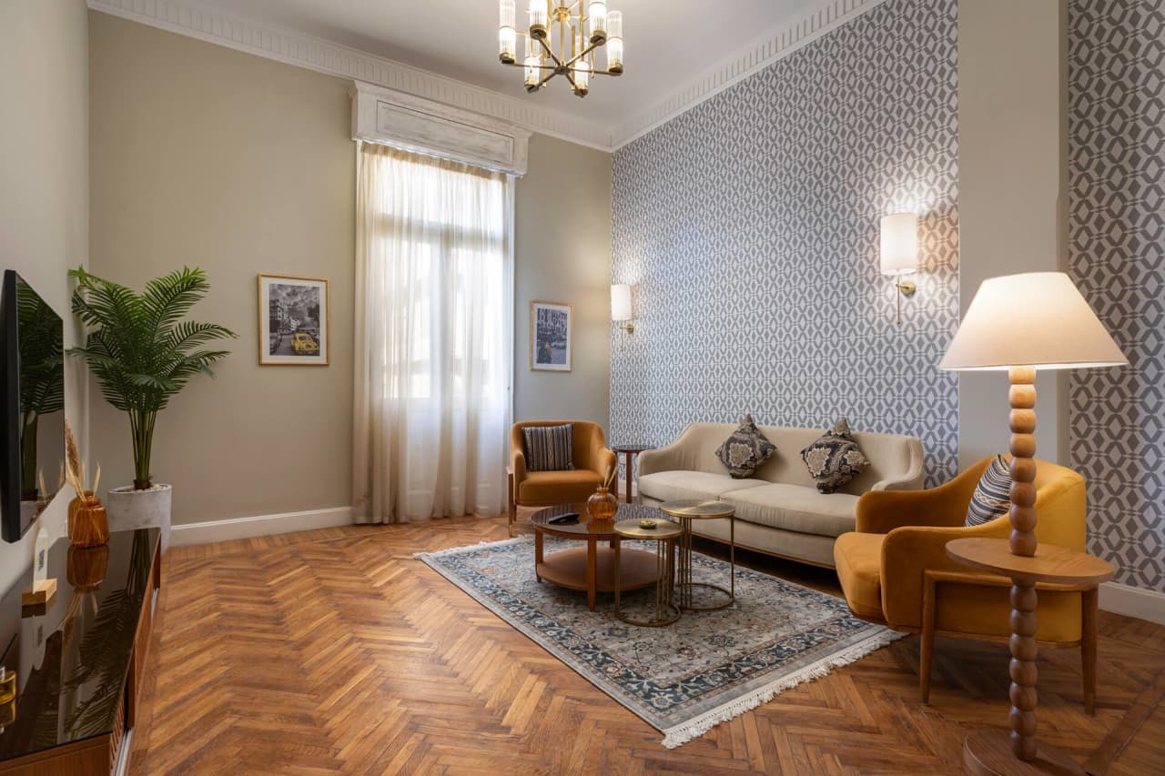 Vintage 2BR in Downtown Cairo With Balcony — El Fawala