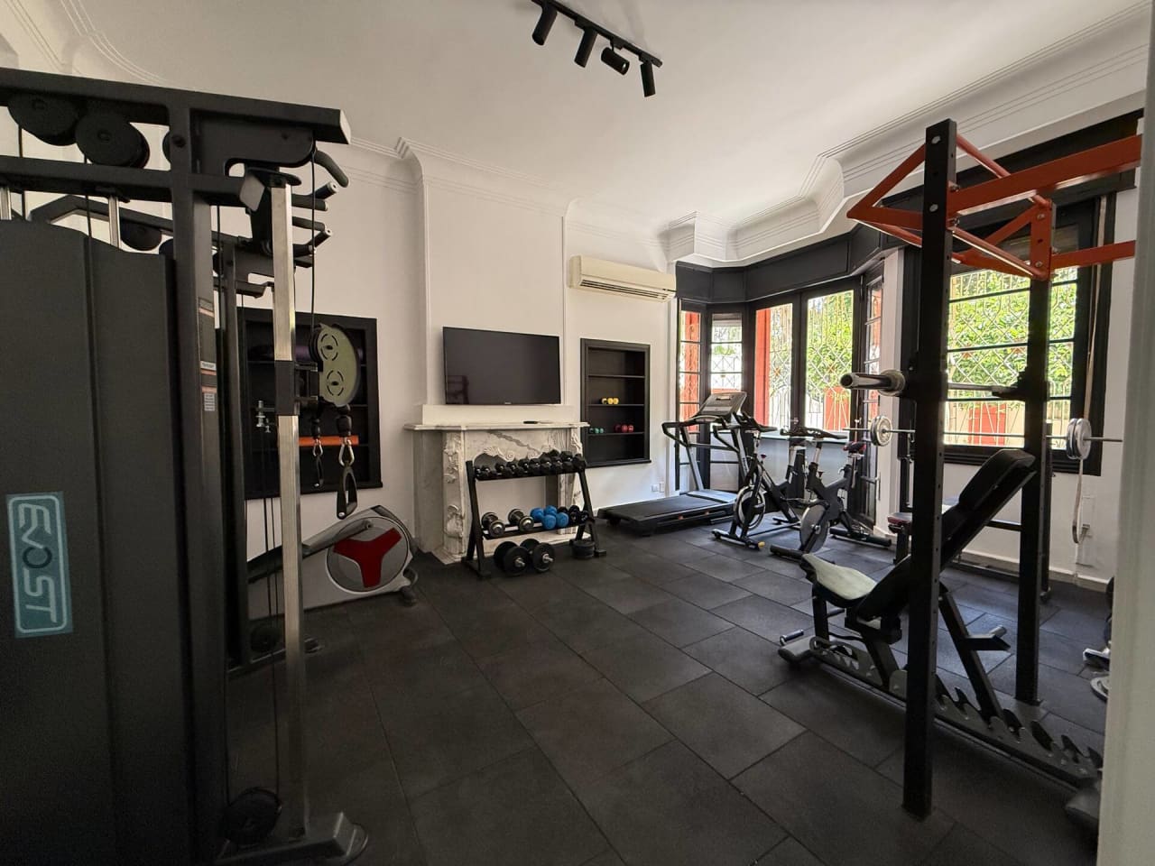 1BR Apartment in Maadi with Gym & Terrace Access — Cairo
