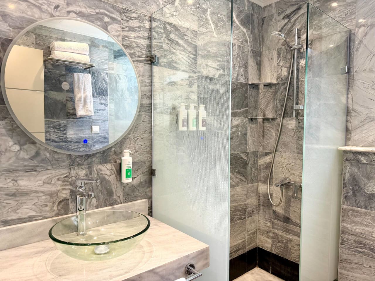 Modern 2BR in New Cairo with Balcony & gym access — First New Cairo Qism
