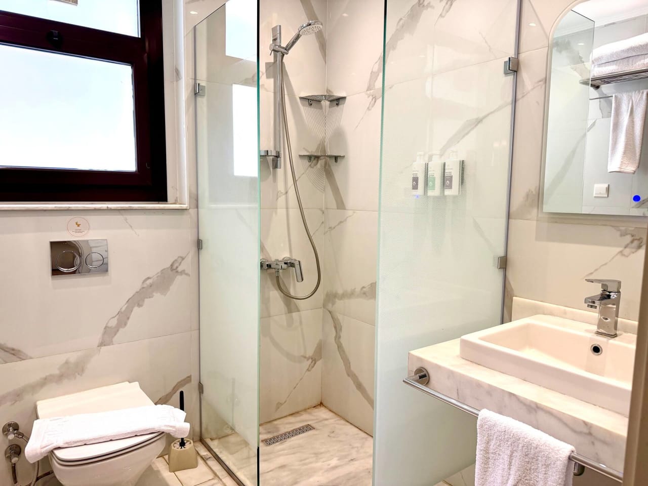 Modern 2BR in New Cairo with Balcony & gym access — First New Cairo Qism