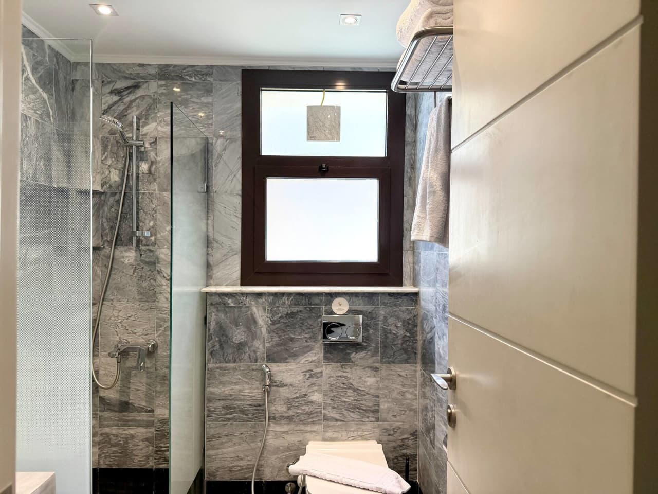 Modern 2BR in New Cairo with Balcony & gym access — First New Cairo Qism