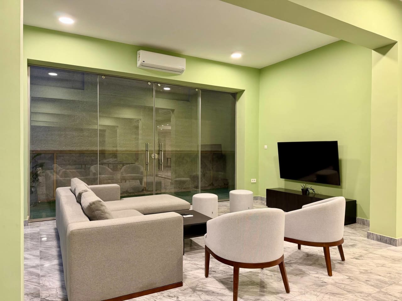 Modern 2BR in New Cairo with Balcony & gym access — First New Cairo Qism