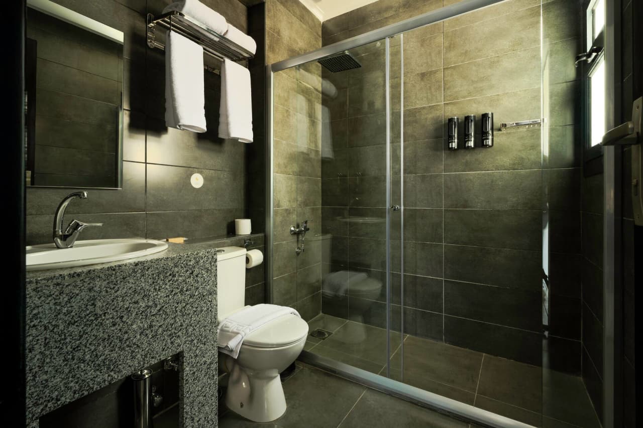 Modern 1BR in New Cairo with Balcony & roof access — First New Cairo Qism