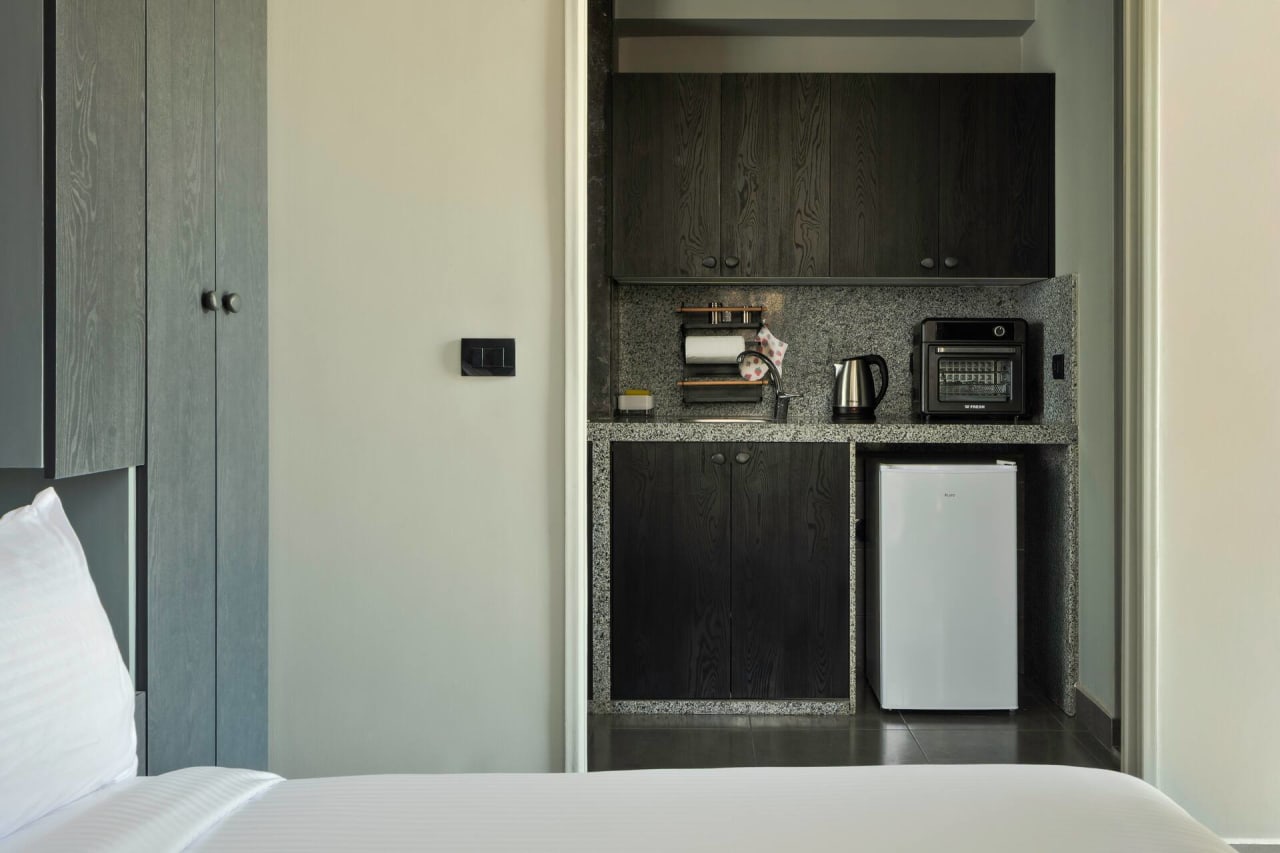 Modern 1BR in New Cairo with Balcony & roof access — First New Cairo Qism