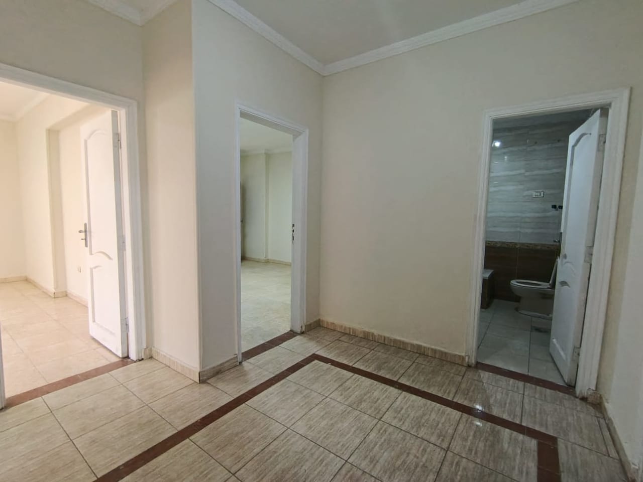 3 bedroom Office for rent in Ring Road , Cairo - Image 2