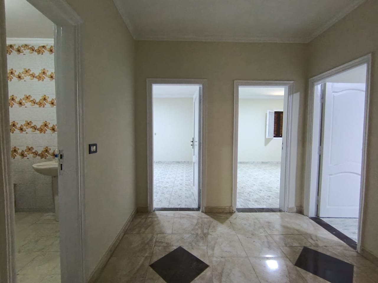 3 bedroom Office for rent in Ring Road , Cairo - Image 4