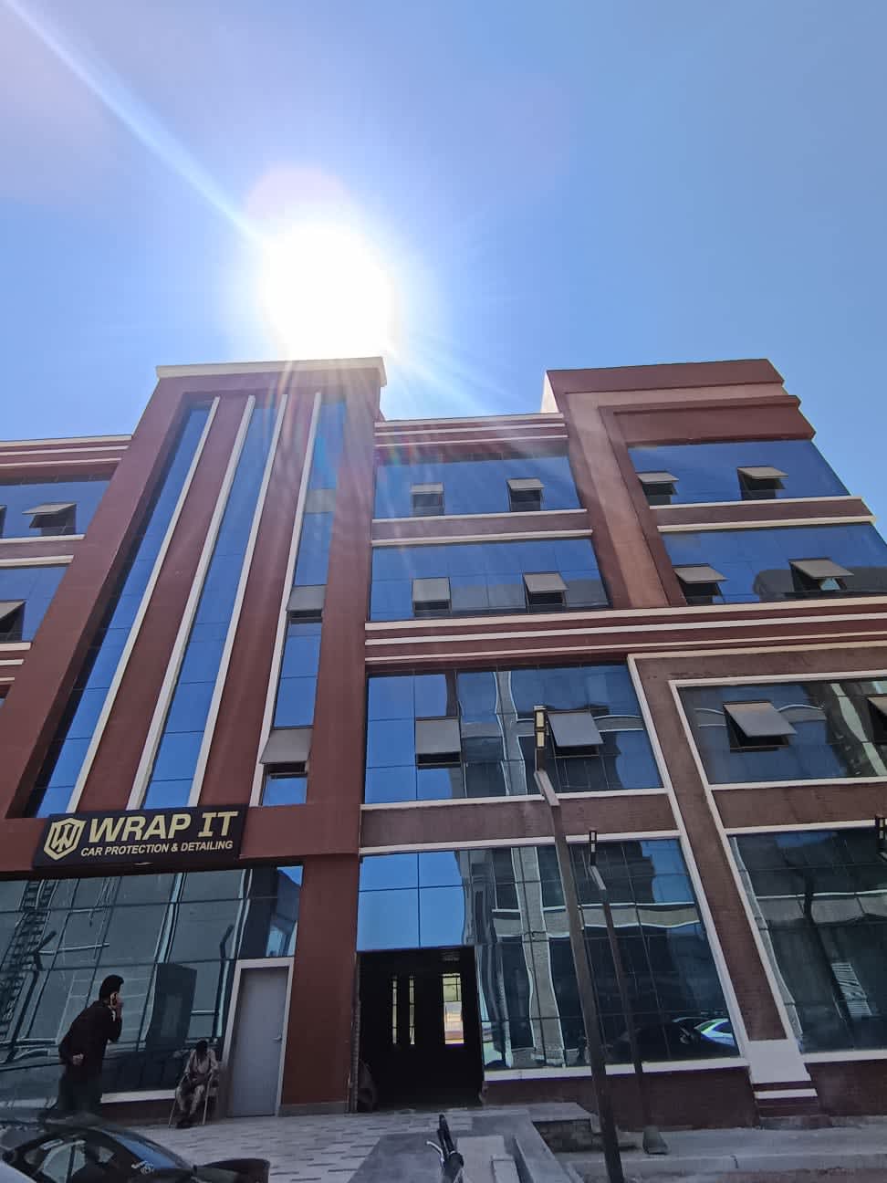 Building for rent in North 90th Street