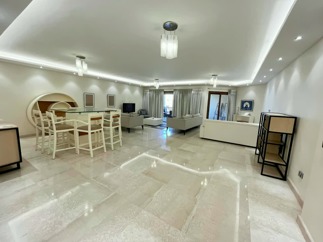 4BR Apartment with Pool & Garden Access in Prime Location