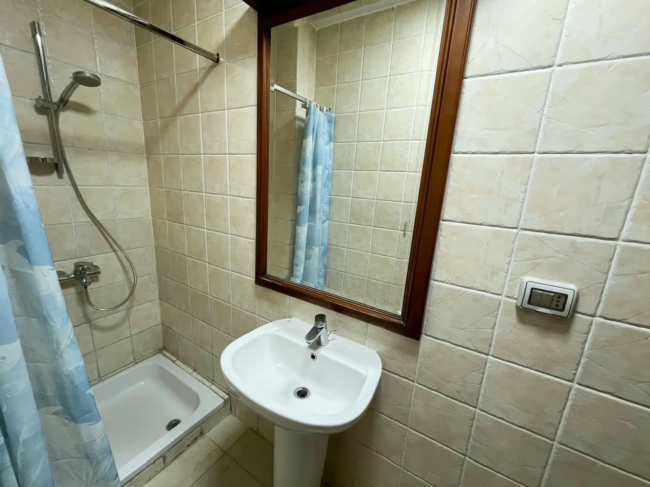 4BR Apartment with Pool & Garden Access in Prime Location