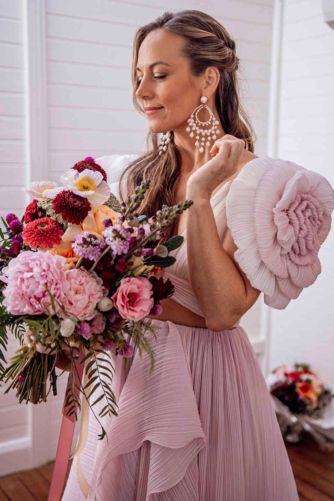 bride_bridal_bouquet_pink_red_dahlia_peony_flowers_514b8b6ee0