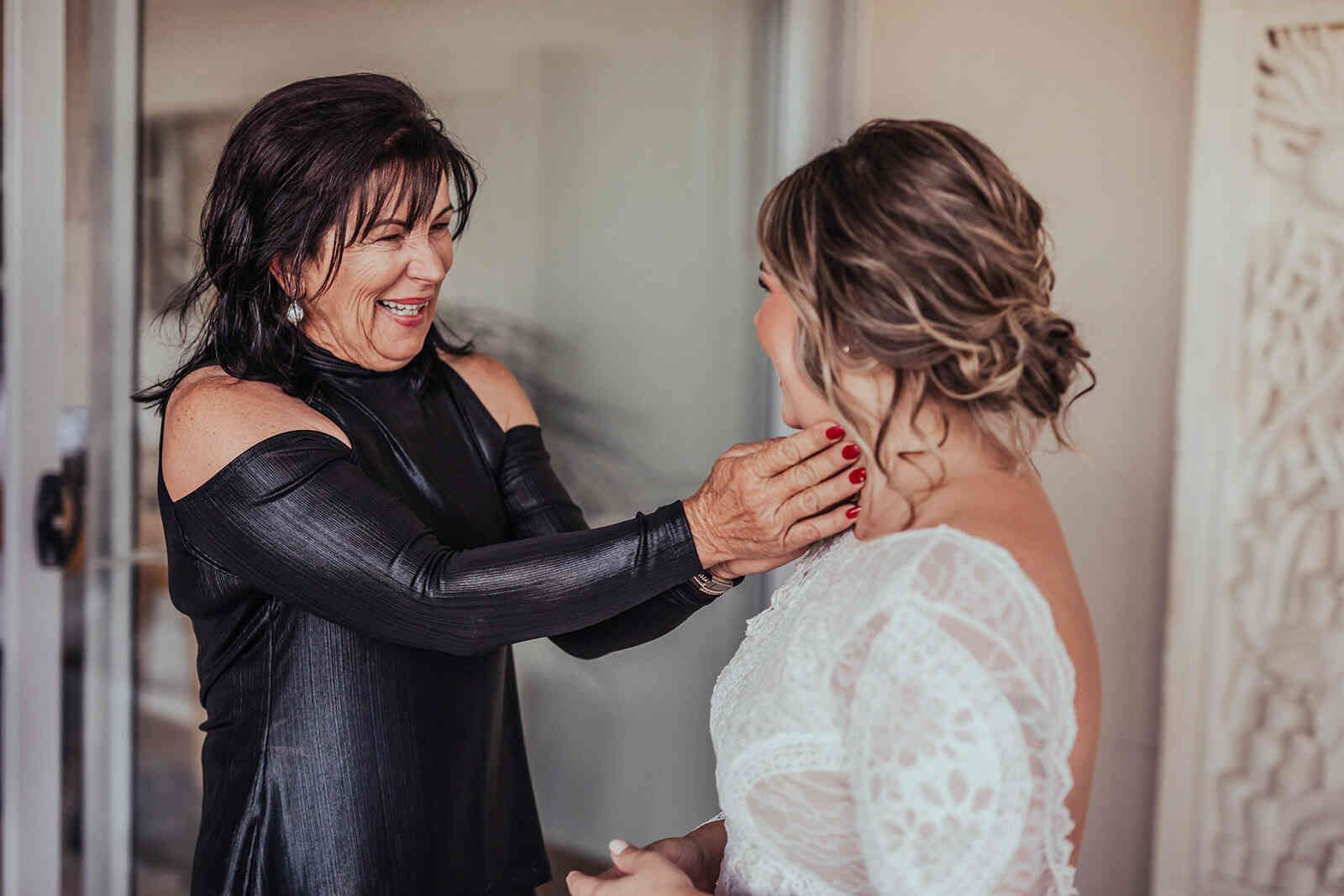 sarah_and_jeff_bride_sarah_with_mother_getting_ready_moment_2525a50ffc