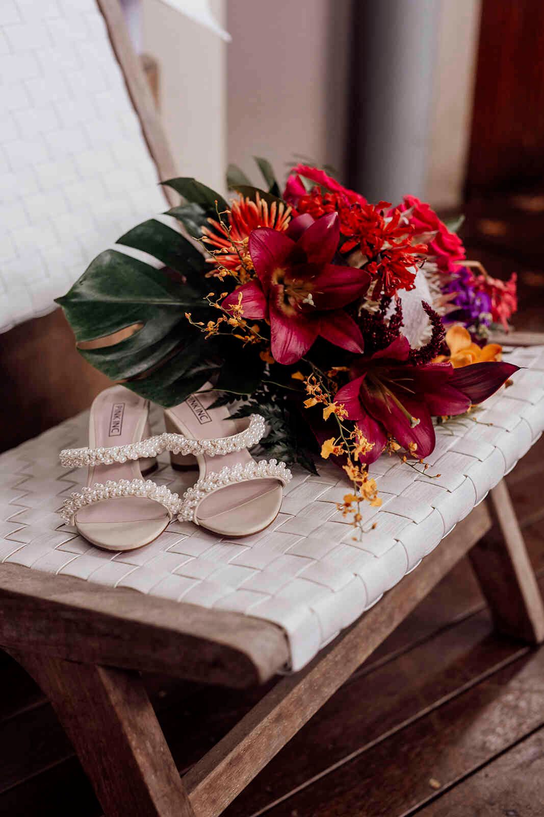 phoebe_bridal_shoes_pearls_colorful_bouquet_tropical_9ed8cb747c