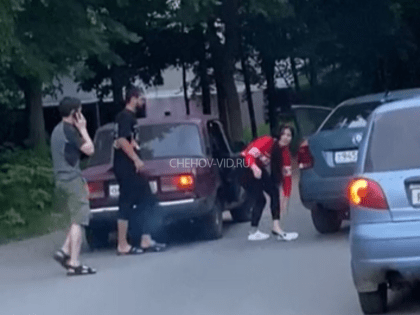 Девушка громко звала на помощь, пока её силой сажали в машину в Чехове