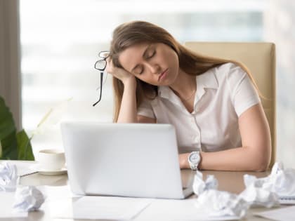 Сомнолог Кудинов объяснил, почему на работе нужно спать