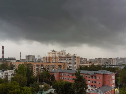 МЧС предупредило москвичей о грозовых ливнях, граде и сильном ветре до конца суток