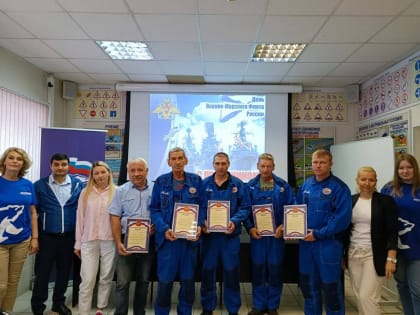 Активисты «Единой России» поздравили сотрудников троллейбусного предприятия «Химкиэлектротранс», служивших на флоте