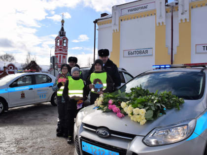 В Талдомском городском округе прошла акция «Цветы для автоледи»