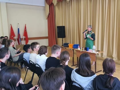 В гимназии  прошел стендап о раздельном сборе мусора