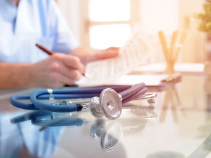 Онколог назвал симптом, который может стать «первым звоночком» рака