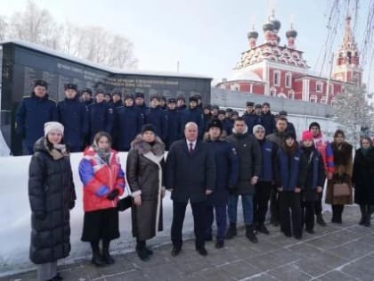 В преддверии 23 февраля члены Молодёжного парламента города Котелньики почтили память погибших у мемориала «Книга памяти»