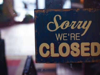 «Будут искать нового покупателя»: стало известно, почему массово закрылись кафе в Риге